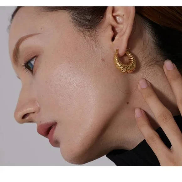 NEW 18K Gold Plated Croissant Hoop Earrings - Picture 3 of 5